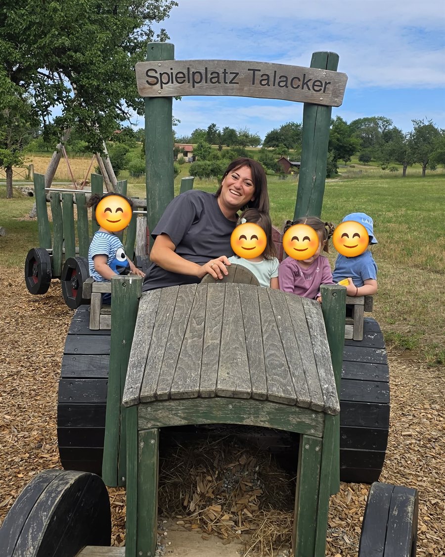 Peri mit den Kindern auf dem Spielplatz Talacker in Pfullingen